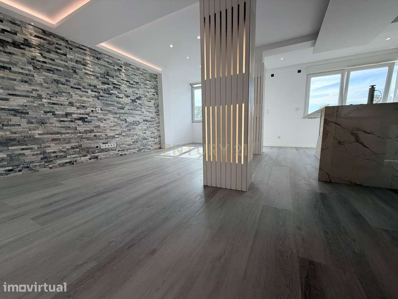 T2 no centro de Queijas totalmente remodelado - Grande imagem: 4/19