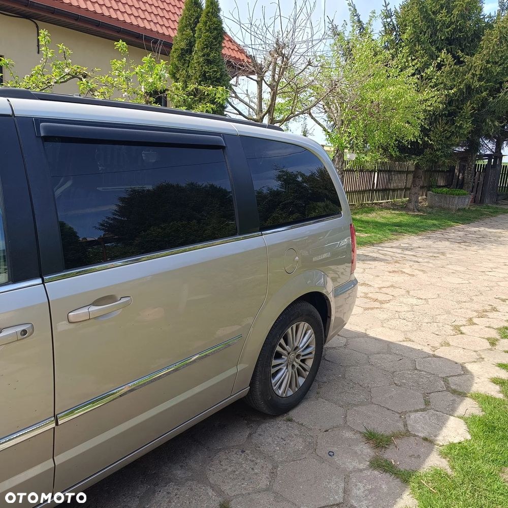Chrysler Town & Country - 3