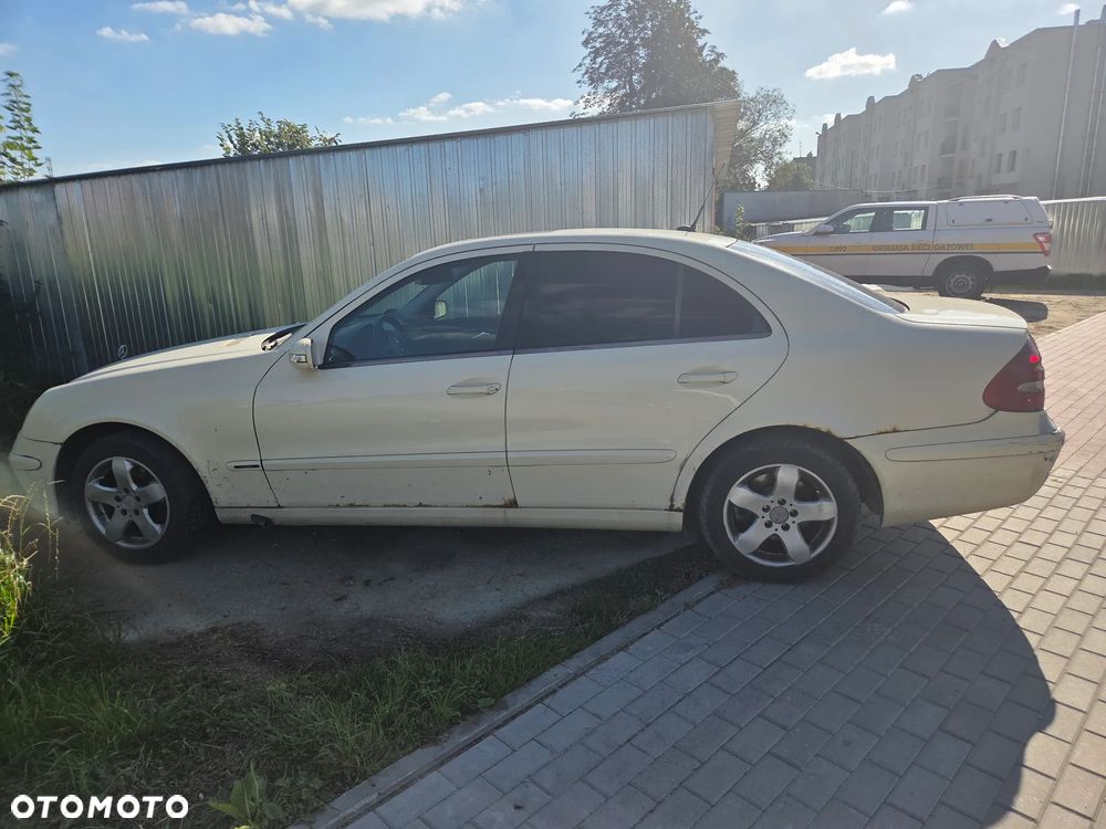 Mercedes-Benz E-Class 2004 photo 2