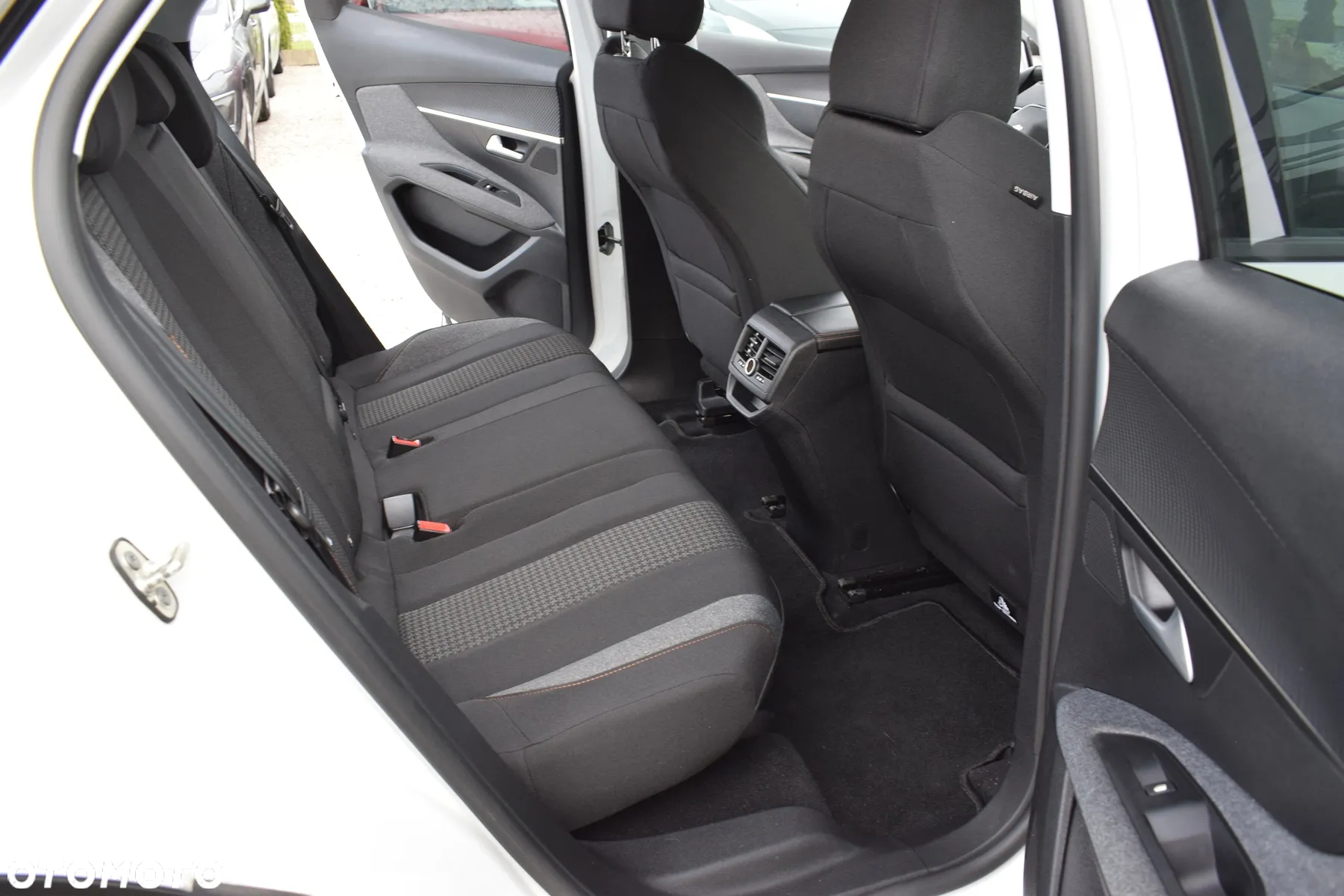 Peugeot 3008 1.2 PureTech Allure Pack S&S - 9