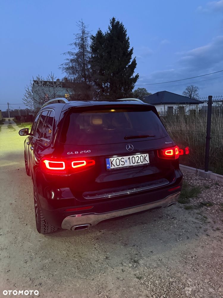 Mercedes-Benz GLB 250 4-Matic Progressive 8G-DCT - 17