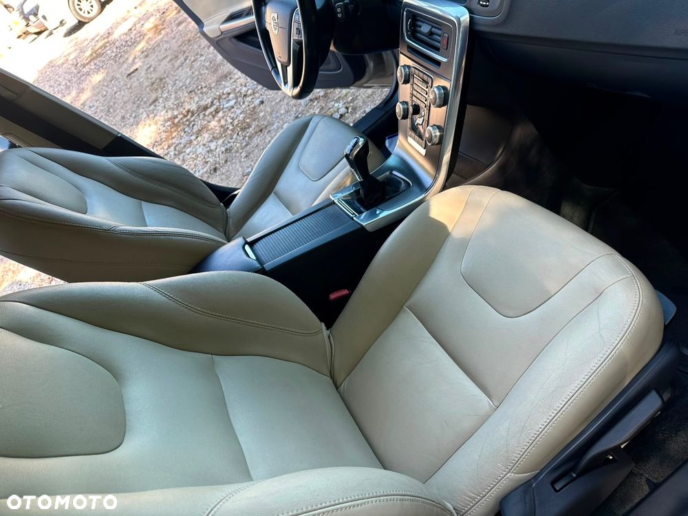Volvo V60 D4 Momentum - 13