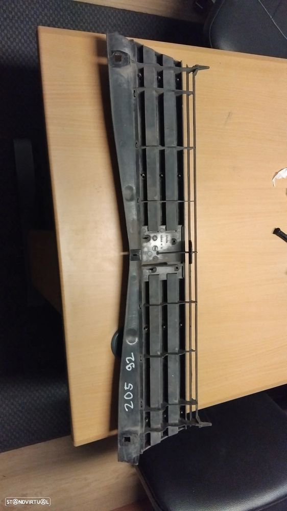 Grelha central Peugeot 205 original usada - 4