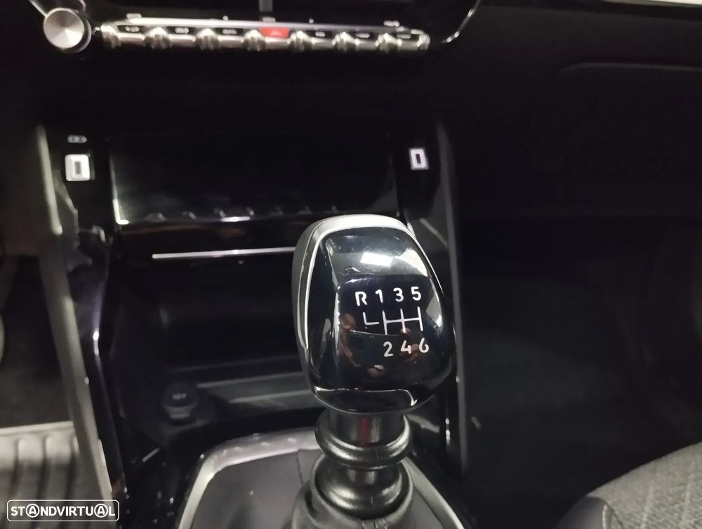 Peugeot 2008 1.2 PureTech Allure - 37