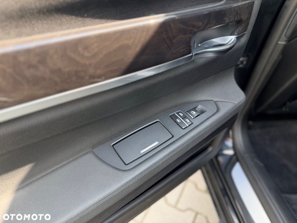 BMW Seria 7 750i - 26
