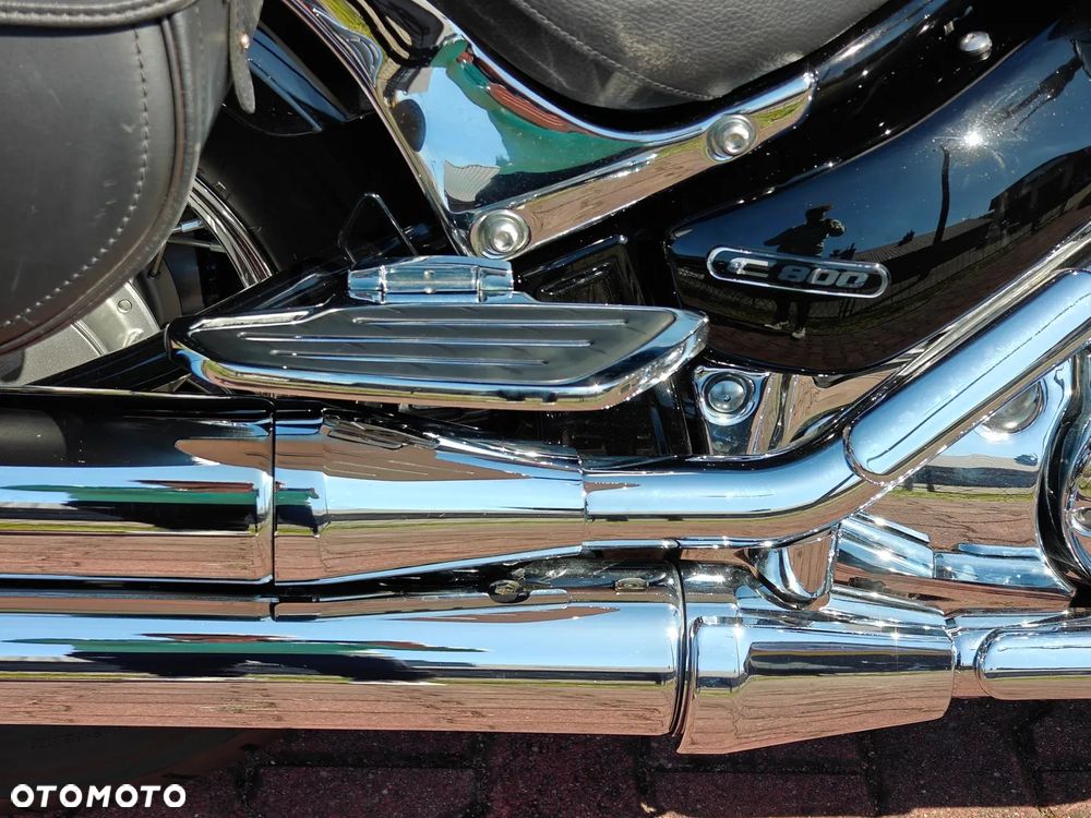 Suzuki Intruder - 11