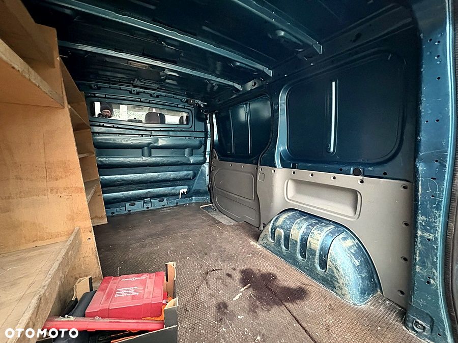 Renault TRAFIC 2.0 dCi na łańcuchu 6 biegów Klima Nawigacja Skóra Elektryka B ładnie utrzymany Oryg 217 tys km 1 Właściciel Bagażnik dachowy Drabina 2007 rok - 32