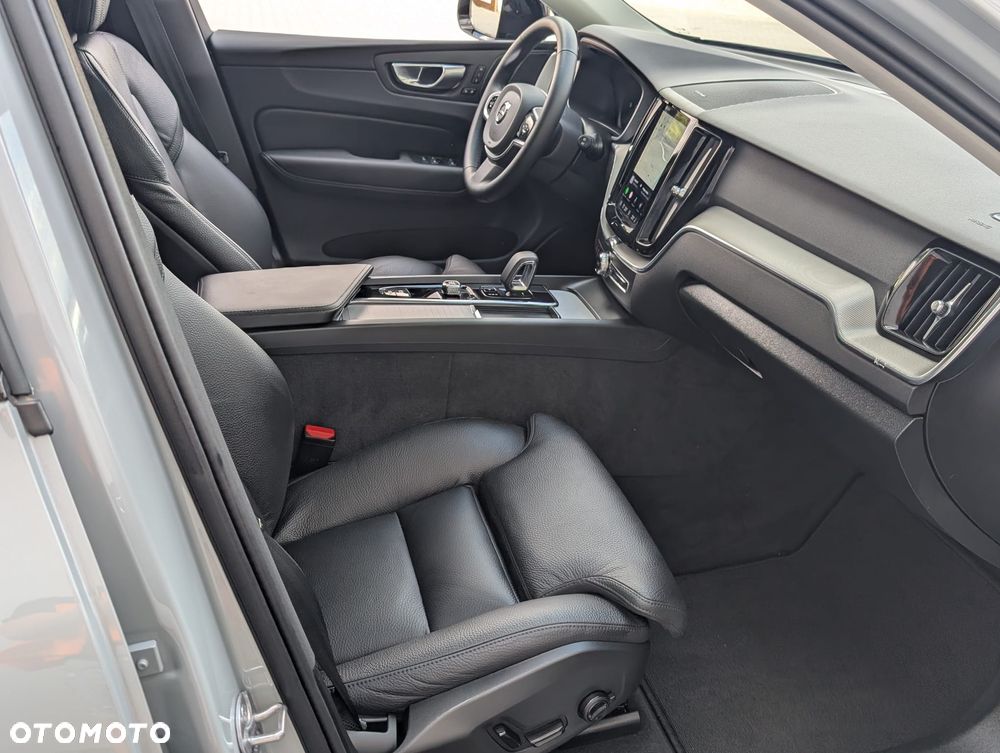 Volvo XC 60 B5 B AWD Plus Dark - 19