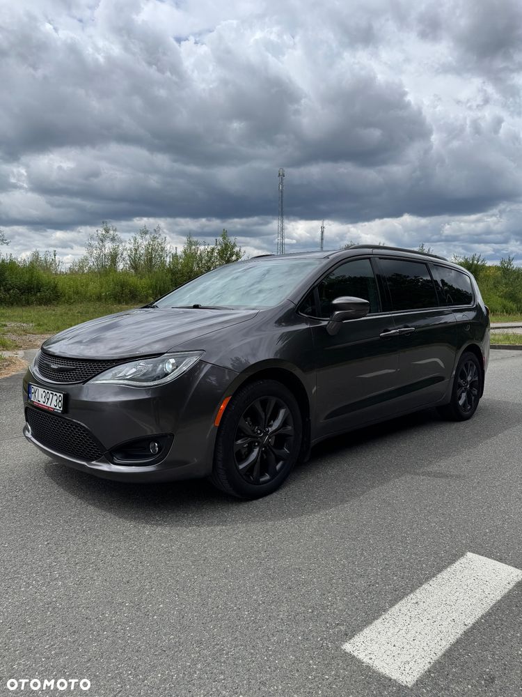 Chrysler Pacifica - 1
