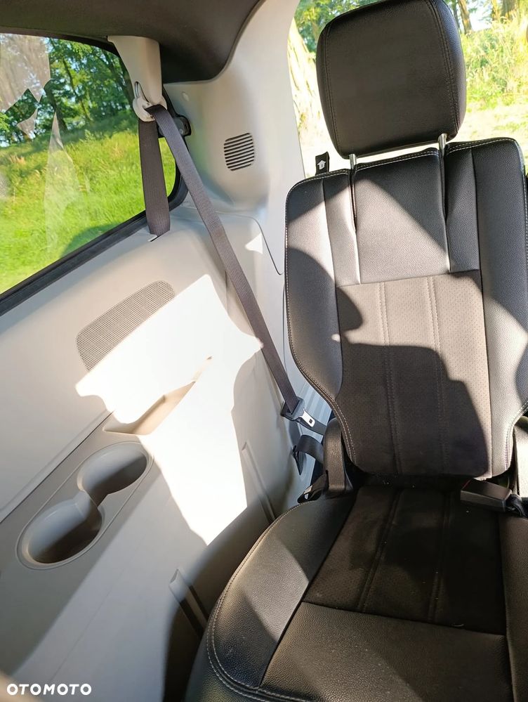 Dodge Grand Caravan - 5