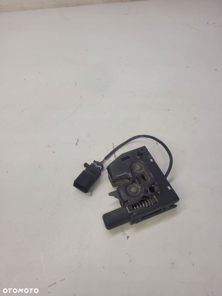 ZAMEK MASKI RYGIEL AUDI A8 D4 4H0823509C - 2