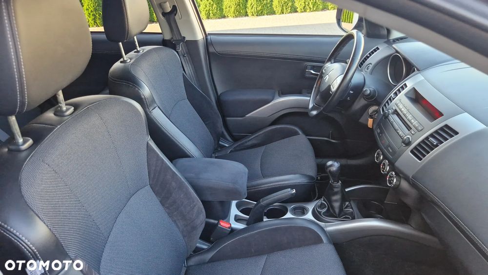 Mitsubishi Outlander 2.0 Invite 2WD - 10