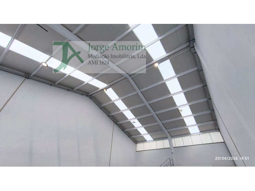 Armazém situado numa zona de fácil acesso às principais vias (A1, A... - Grande imagem: 4/5