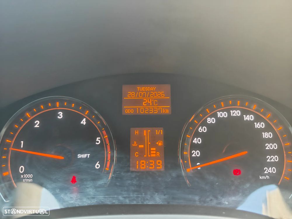 Toyota Avensis SD 2.2 D-4D Luxury +GPS+Pele - 24