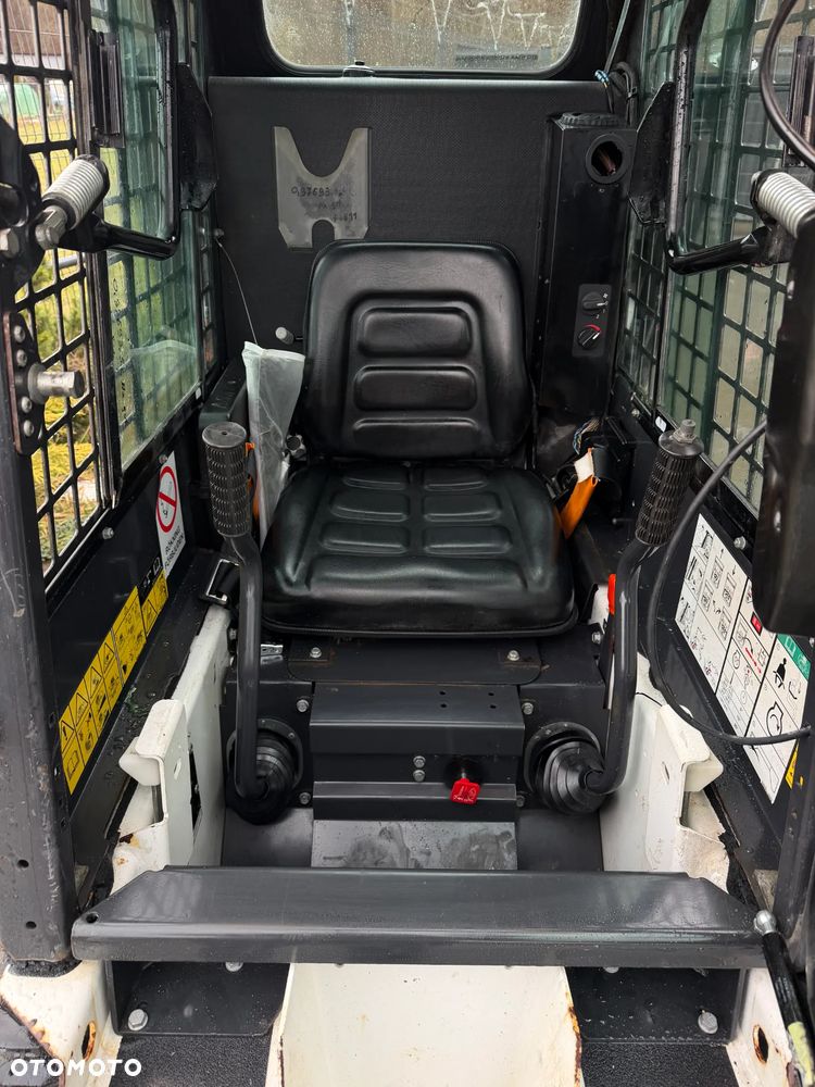Bobcat S70 Mini-ładowarka 4x4 wózek terenowy. Łyżka widły. Kabina ogrzewana pełne szkło + drzwi ! aktualne serwisy DEKRA. Dokumentacja. silnik Kubota 3cyl. Maszyna Jak Nowa z Salonu! Pochodzi z Norweskiego Gospodarstwa! 2019 rok 715 mtg! Zero luzów i wycieków. Bardzo mocna i wydajna maszyna o małych gabarytach! Wąskie koła. Idealna do stajni. OKAZJA TANIO - 30