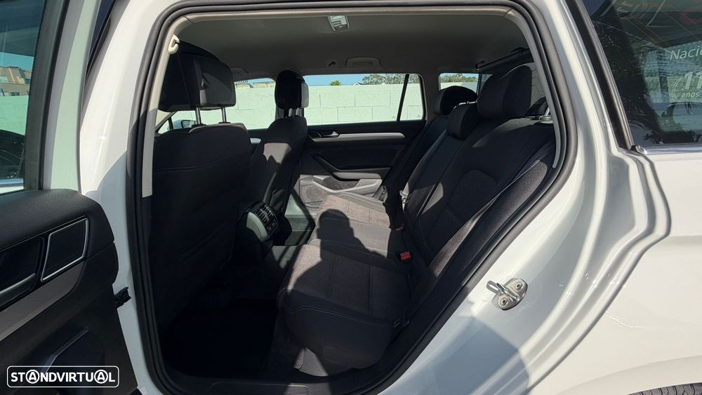 VW Passat Variant 1.6 TDI Highline - 19