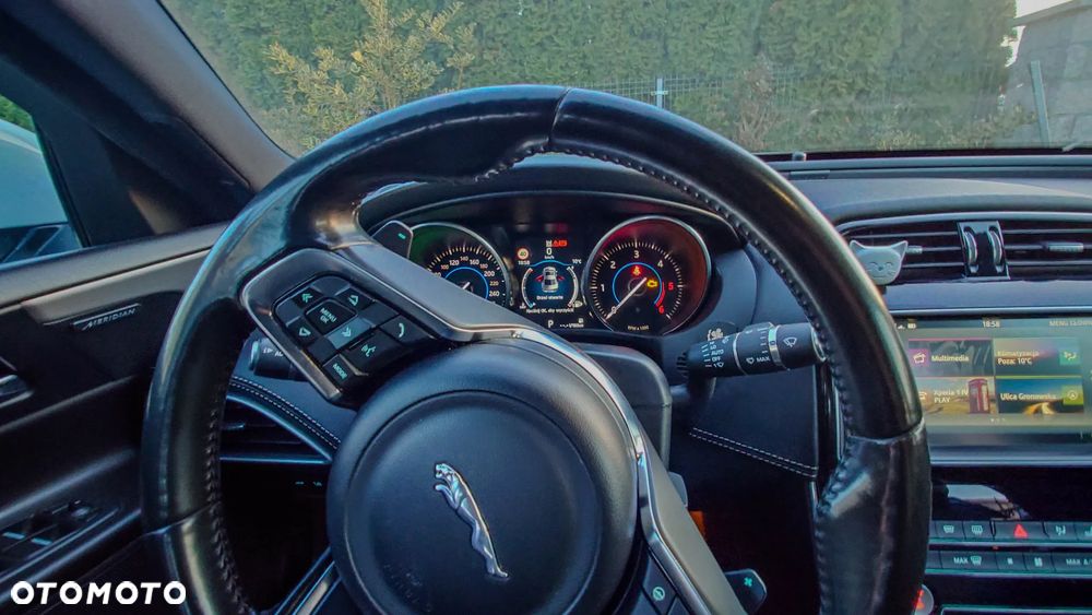 Jaguar XE 2.0 D AWD R-Sport - 18