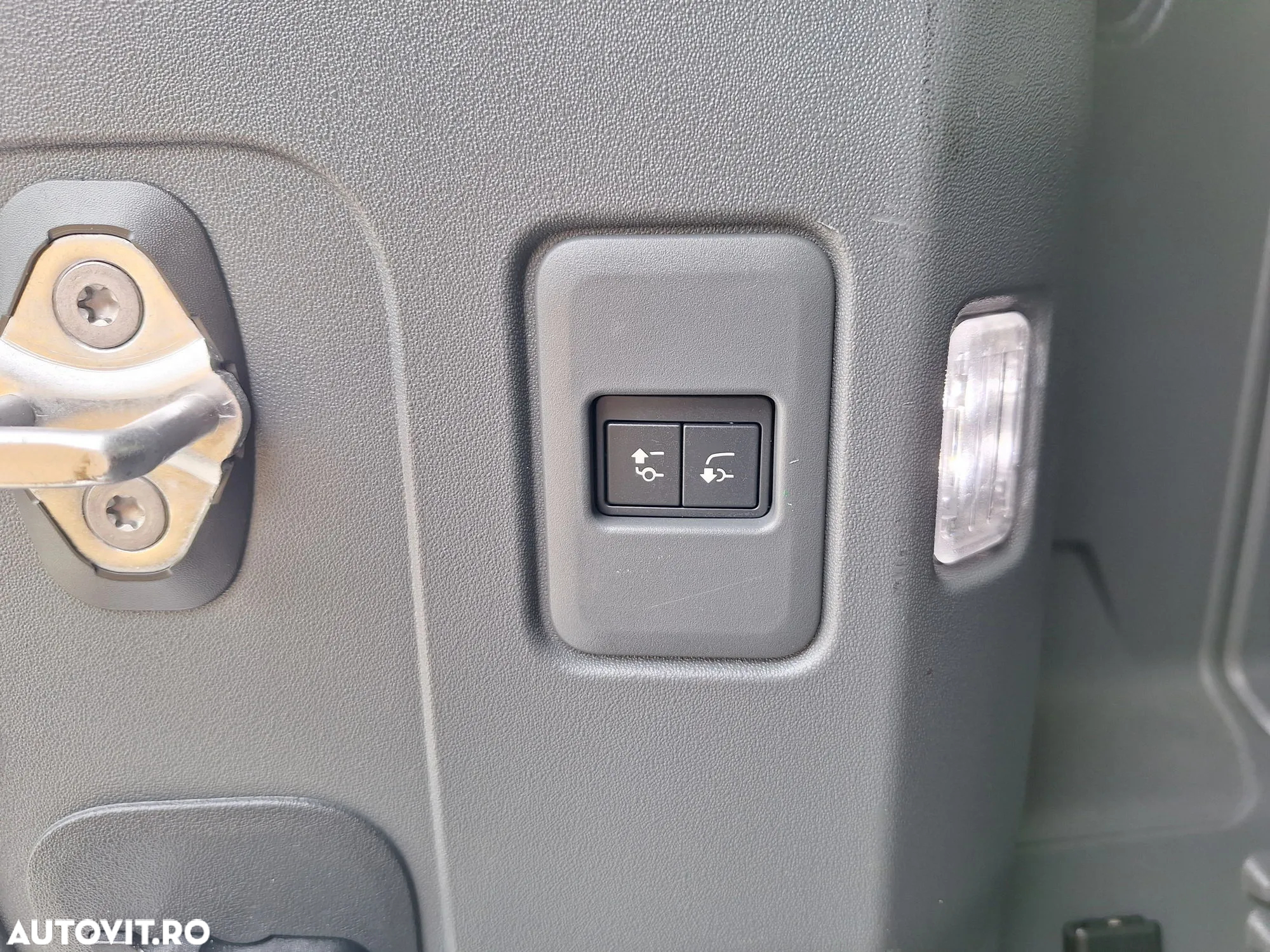 Land Rover Defender - 31