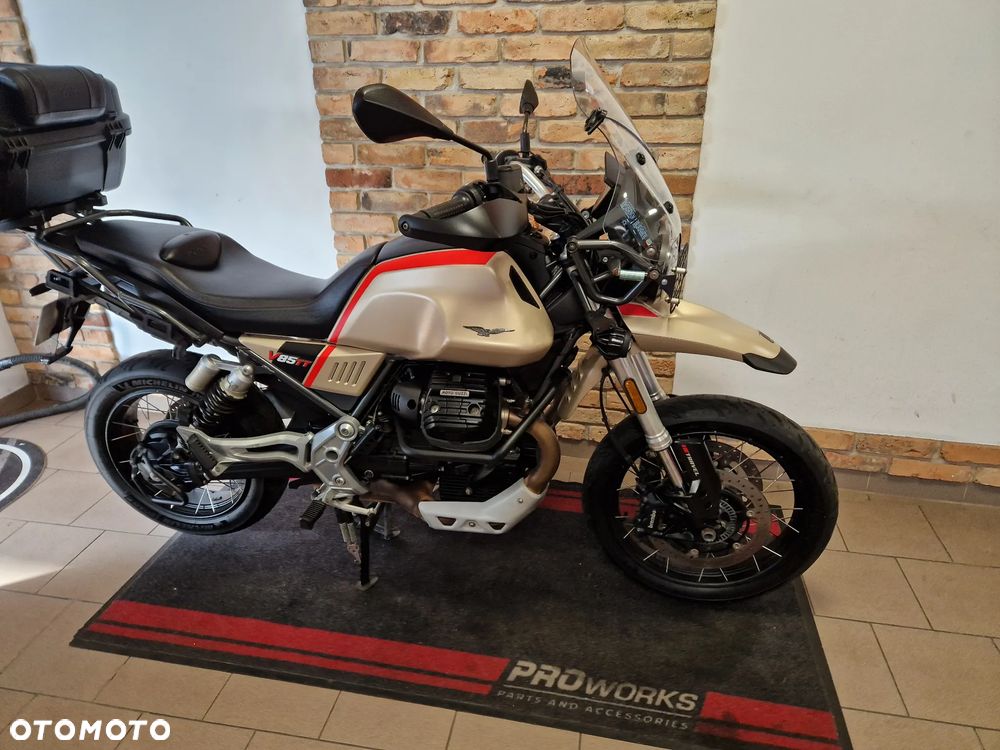 Moto Guzzi V85 - 24