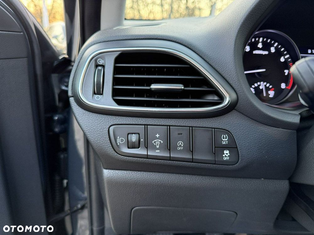 Hyundai i30 1.5 DPI Classic + - 8
