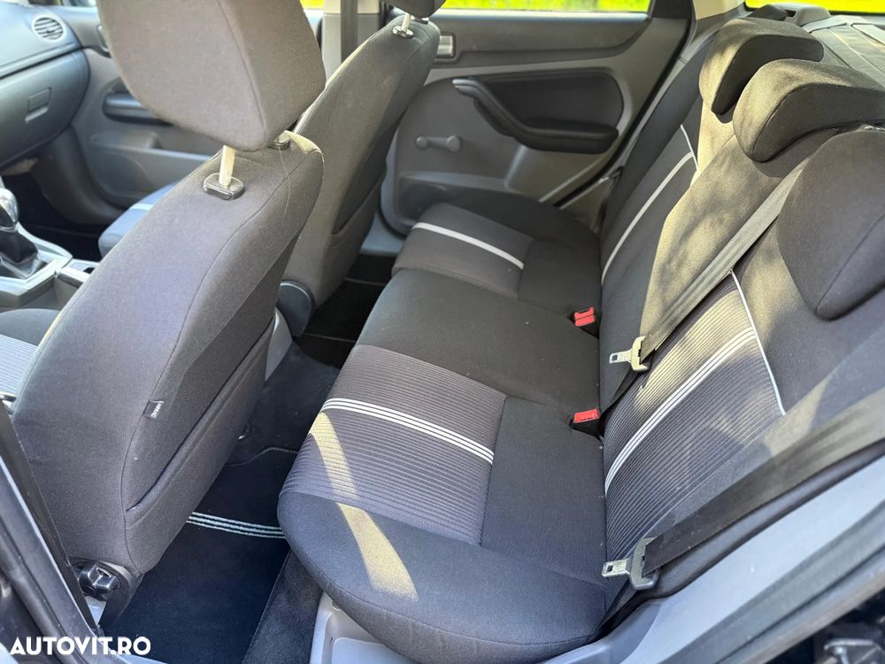 Ford Focus 1.6i 16V Trend - 11