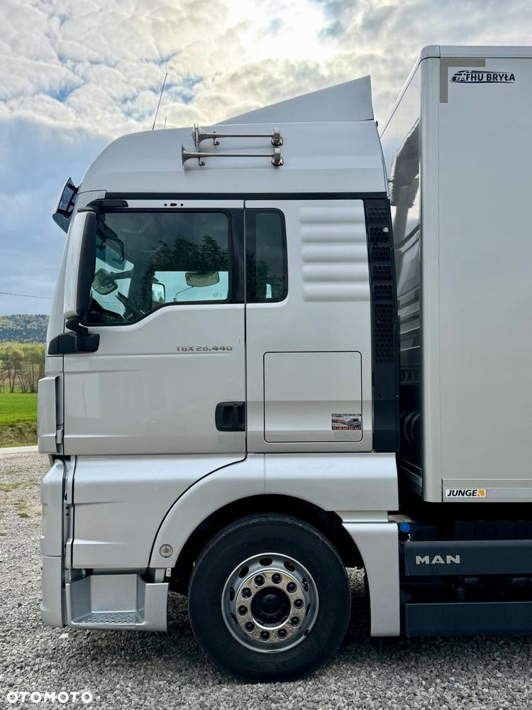 MAN TGX 26.440 / KONTENER / IZOTERMA / WINDA / 20 PALET / CAŁY NA PODUSZKACH / 3 OSIE / 3 OŚ PODNOSZONA + SKRĘTNA / EURO 6 / SPROWADZONY / SERWISOWANY - 9