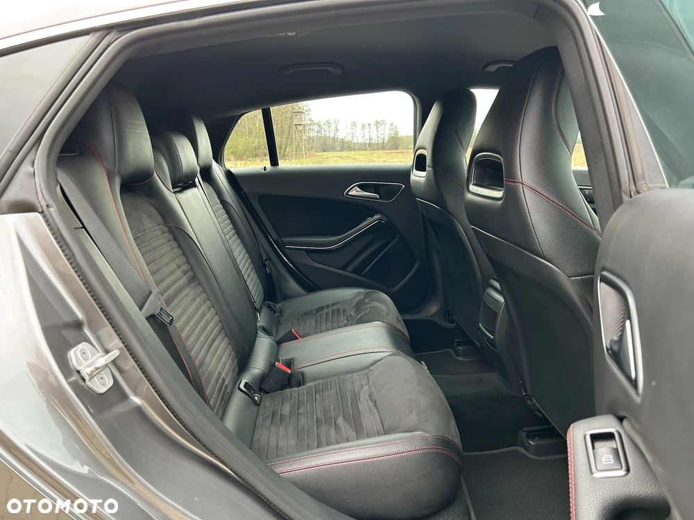 Mercedes-Benz CLA 180 7G-DCT AMG Line - 22