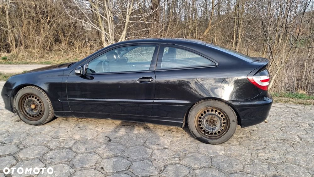 Na części MERCEDES C KLASA COUPE W203 C220 silnik 2.2 CDI OM 646.963 lakier C197 skrzynia maska zderzak drzwi klapa szyba fotel kanapa lusterko lampa deska GWARANCJA !!! Przód Tył Zestaw Komplet Drzwi Klapa Zderzak Błotnik Maska Grill Atrapa Szyba Pas Lampa Lusterko Boczki Fotel Kanapa Kokpit Deska Rozdzielcza Przełącznik Włącznik Sterownik Przewody Wiązka Instalacja Moduł Komputer Czujnik Listwa Pompa Alternator Wtryski Głowica Rozrusznik Kompresor Sprzęgło Dwumas Silnik  Skrzynia ABS Klimatyzacji Paliwa Wspomagania Kolektor Turbina Przepustnica Zawór Chłodnica Koło Hak Belka Sanki Zawieszenie Mcpherson Półoś Amortyzator Wydech Tłumik Zacisk Most - 7