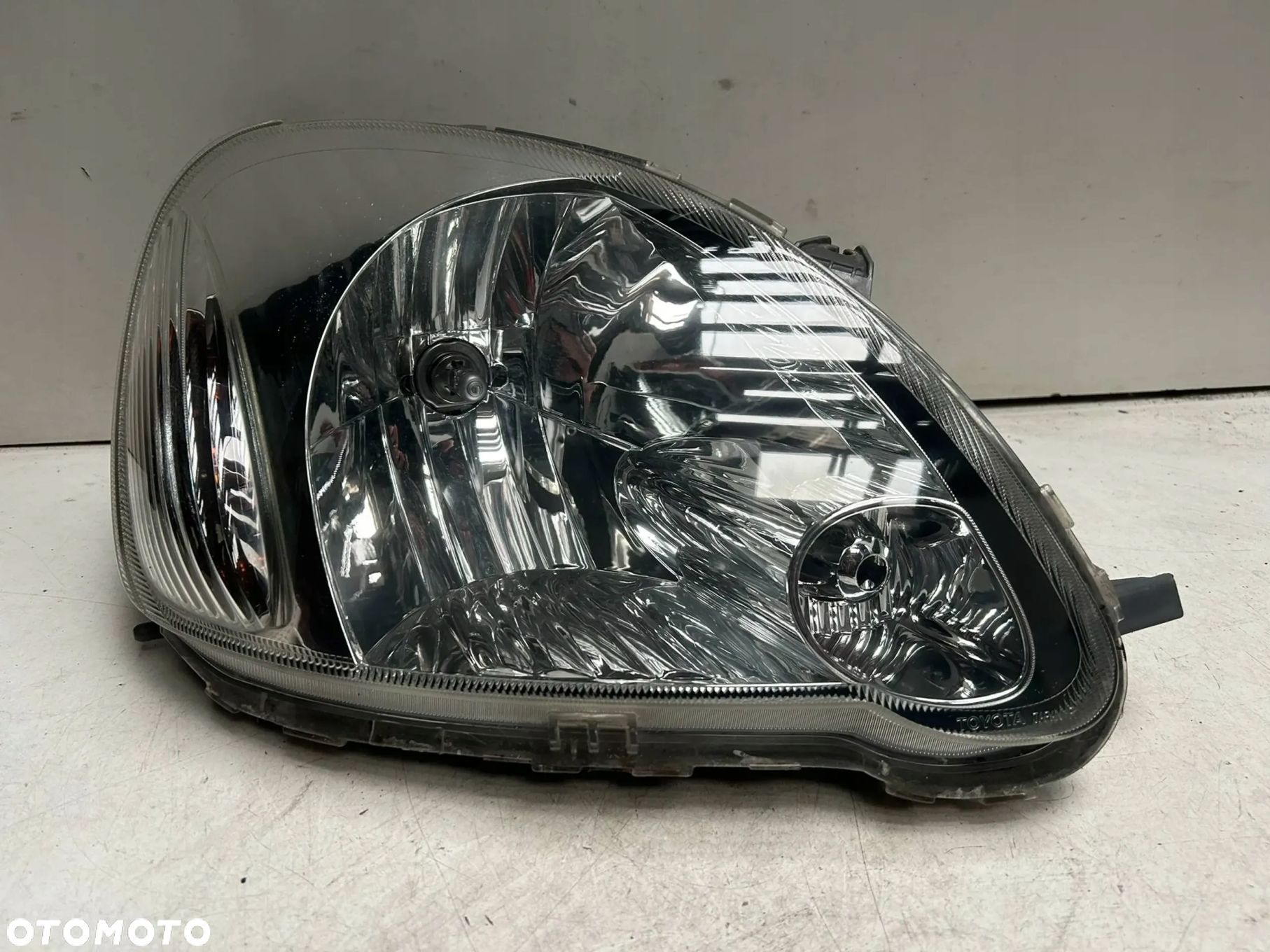 Reflektor prawy Toyota Yaris 2005 - 1