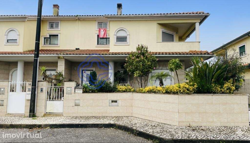 Moradia Geminada de Grandes Dimensões em S. Silvestre com Acabamentos - Grande imagem: 2/39