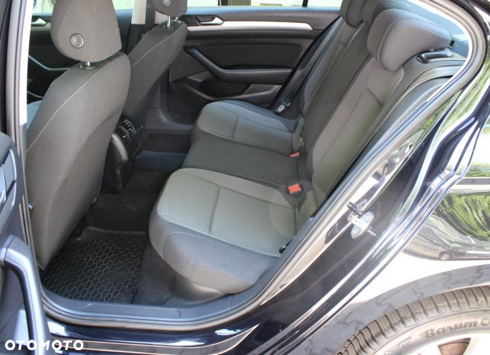 Volkswagen Passat - 10