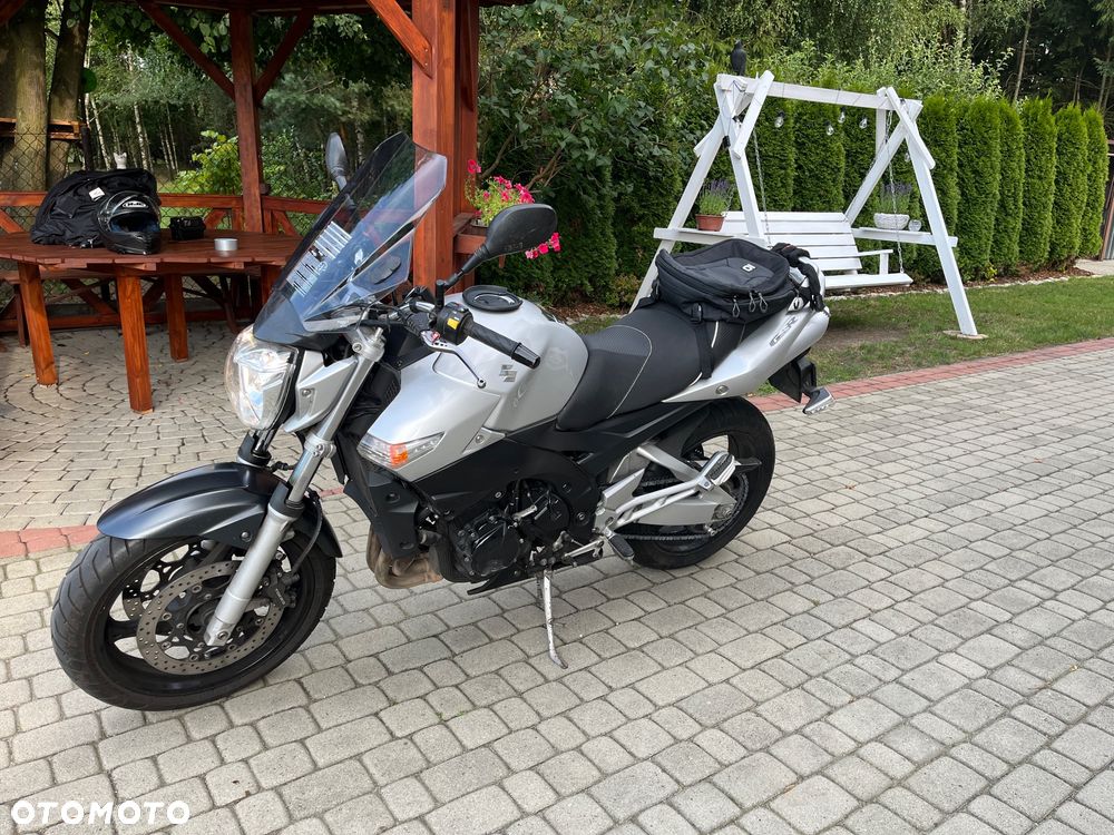 Suzuki GSR - 2