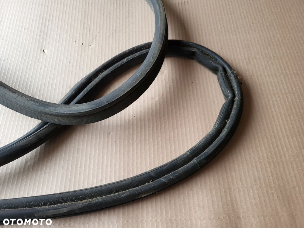 Uszczelka klapy bagażnika Peugeot 3008 I - 4