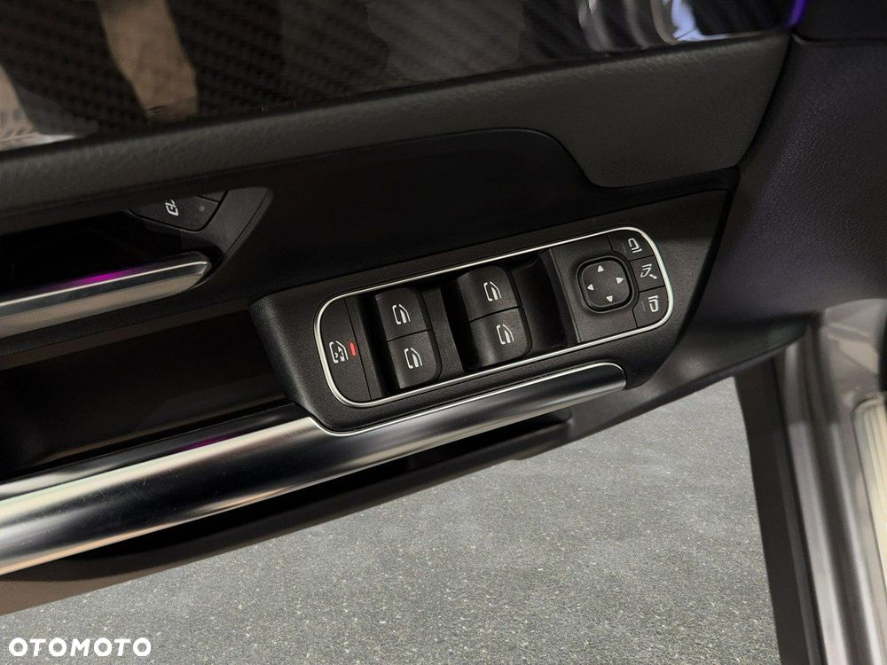 Mercedes-Benz GLA - 33