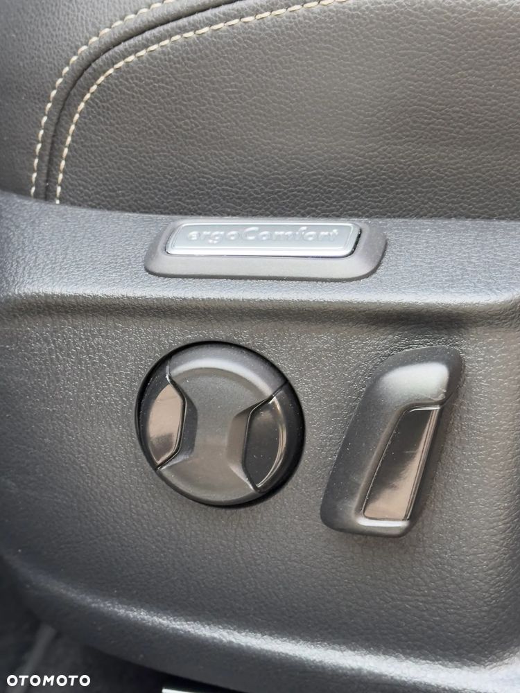 Volkswagen Passat 1.6 TDI SCR DSG Conceptline - 11