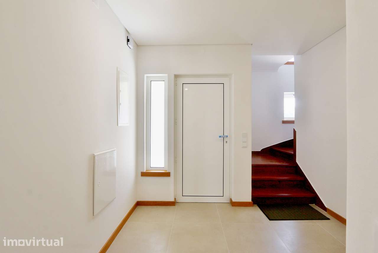 Moradia Renovada com 3 Quartos, Suíte, Terraço e Garagem - Grande imagem: 3/25