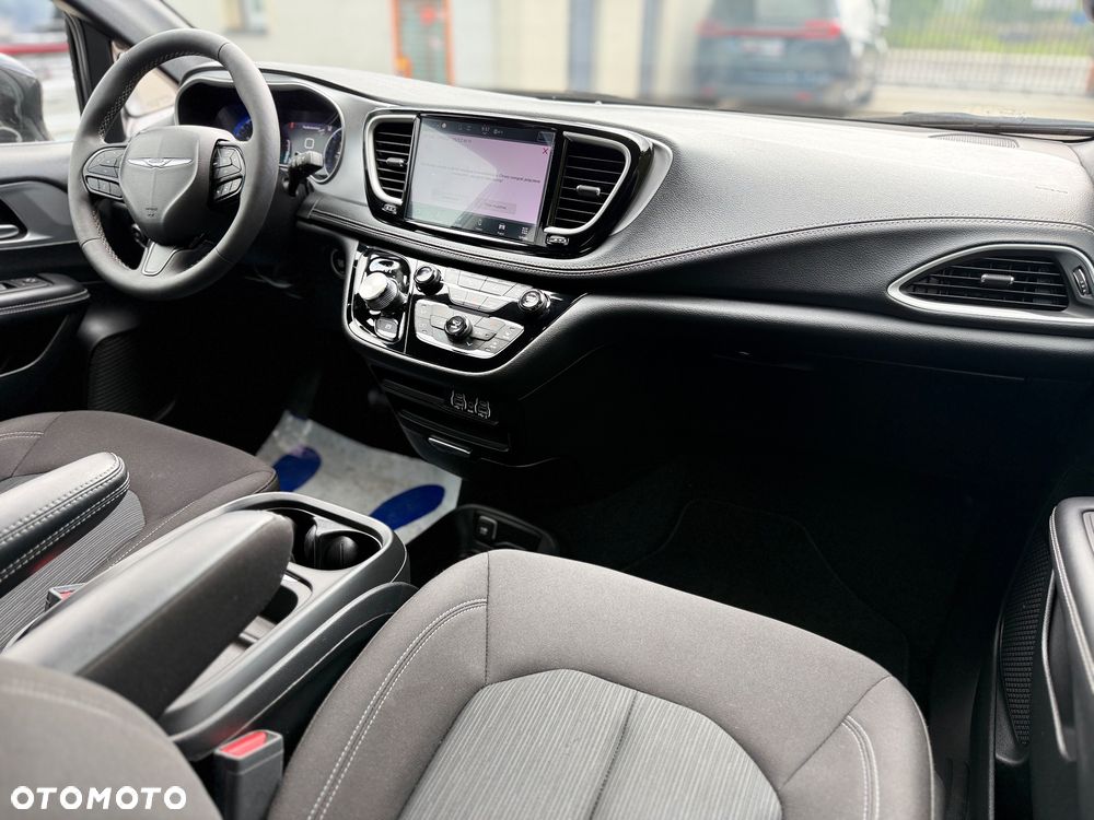 Chrysler Pacifica - 31