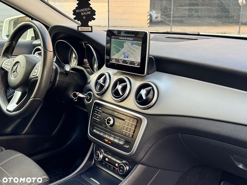 Mercedes-Benz GLA 200 7G-DCT - 31