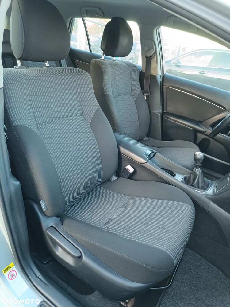 Toyota Avensis Combi 2.0 D-4D Edition - 19