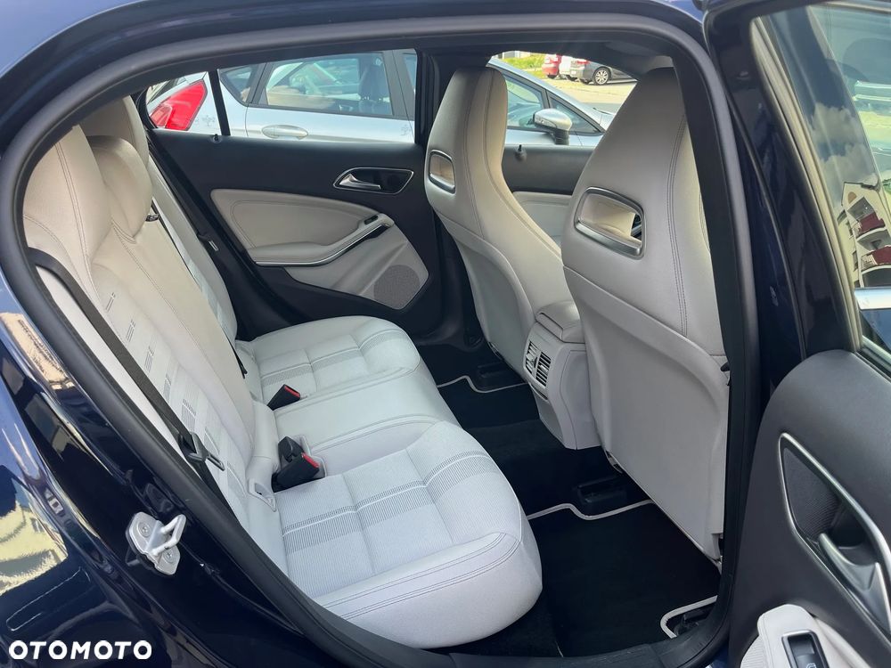 Mercedes-Benz GLA 200 7G-DCT - 16