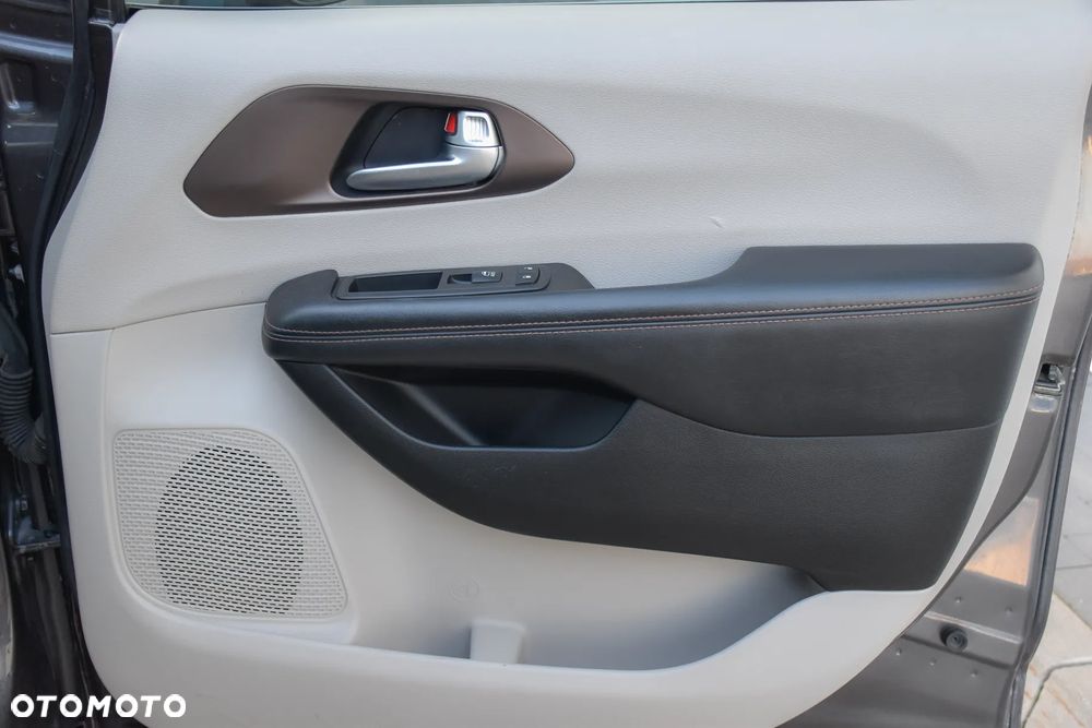 Chrysler Pacifica - 23