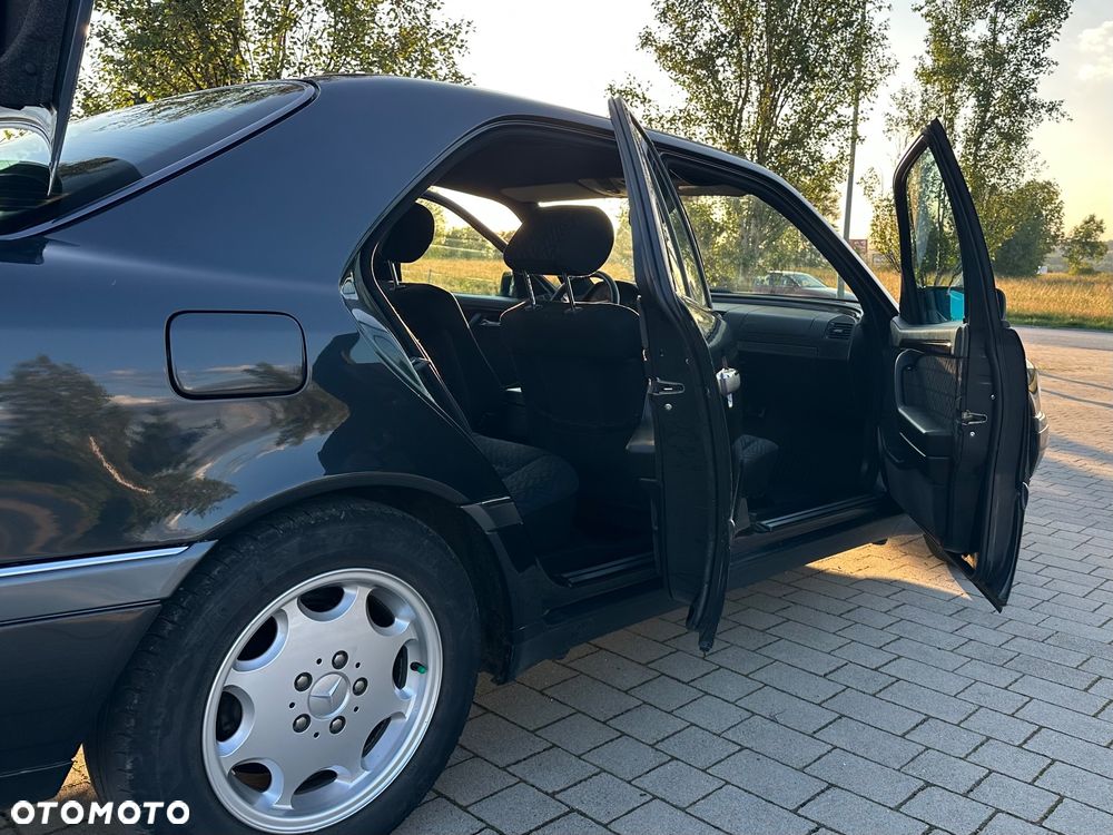 Mercedes-Benz Klasa C 180 Elegance - 16