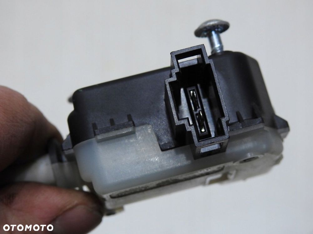 SIŁOWNIK KLAPKI PALIWA VW TOURAN LIFT 1T0810773A - 4