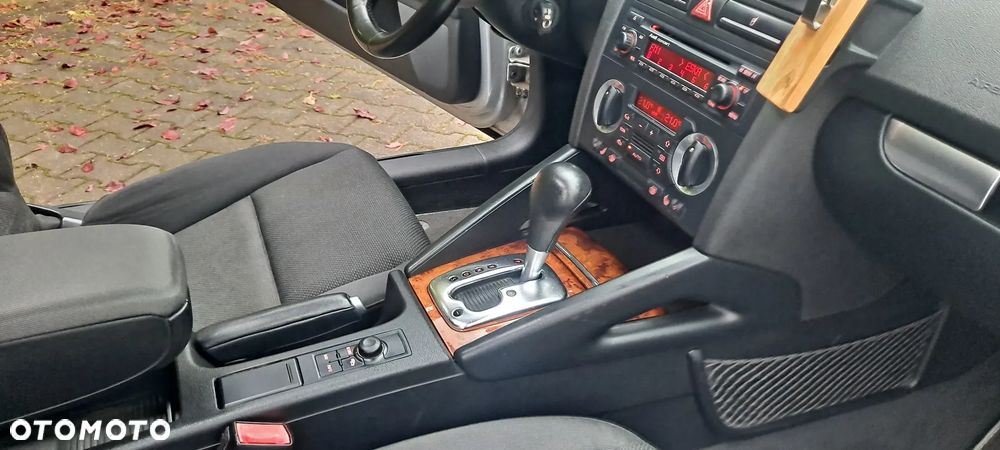 Audi A3 3-drzwiowe 2.0 FSI Ambition Tiptronic - 28