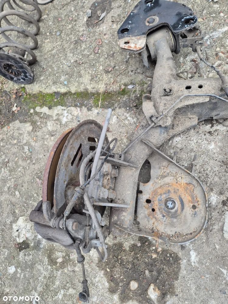 BELKA ZAWIESZENIA TYŁ PIASTY ZACISKI RENAULT KANGOO II 07-21r. - 3