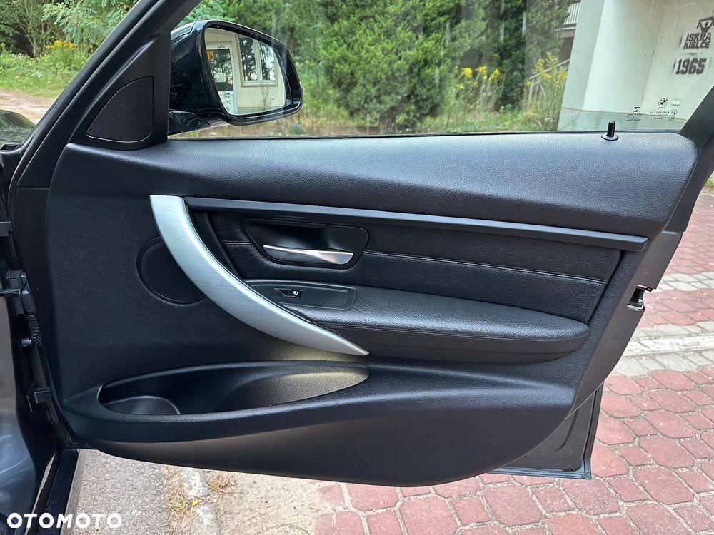 BMW Seria 3 325d M Sport - 36