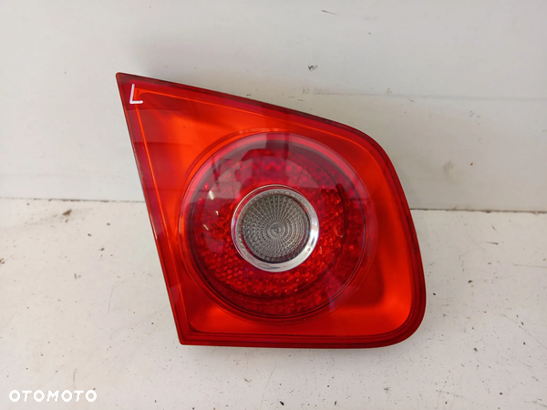 Lampa tylna lewa w klapę VW JETTA 5K5945093J