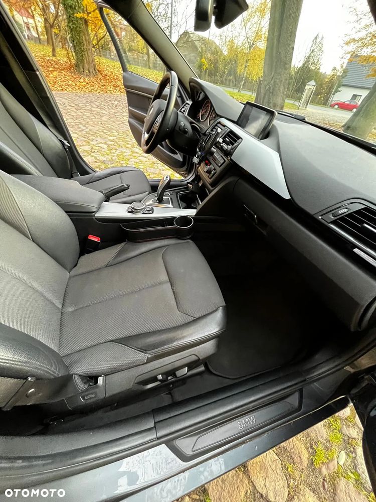 BMW Seria 3 325d Sport-Aut Sport Line - 25