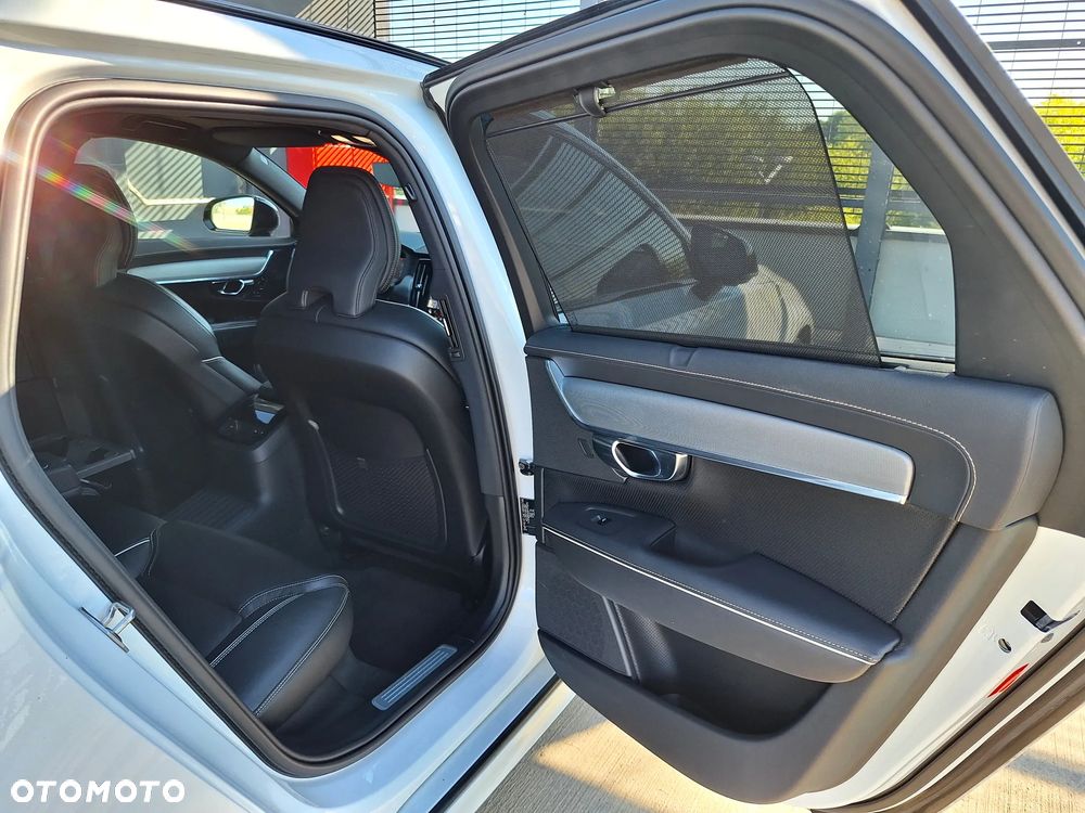 Volvo V90 T8 AWD Plug-In Hybrid R-Design - 23