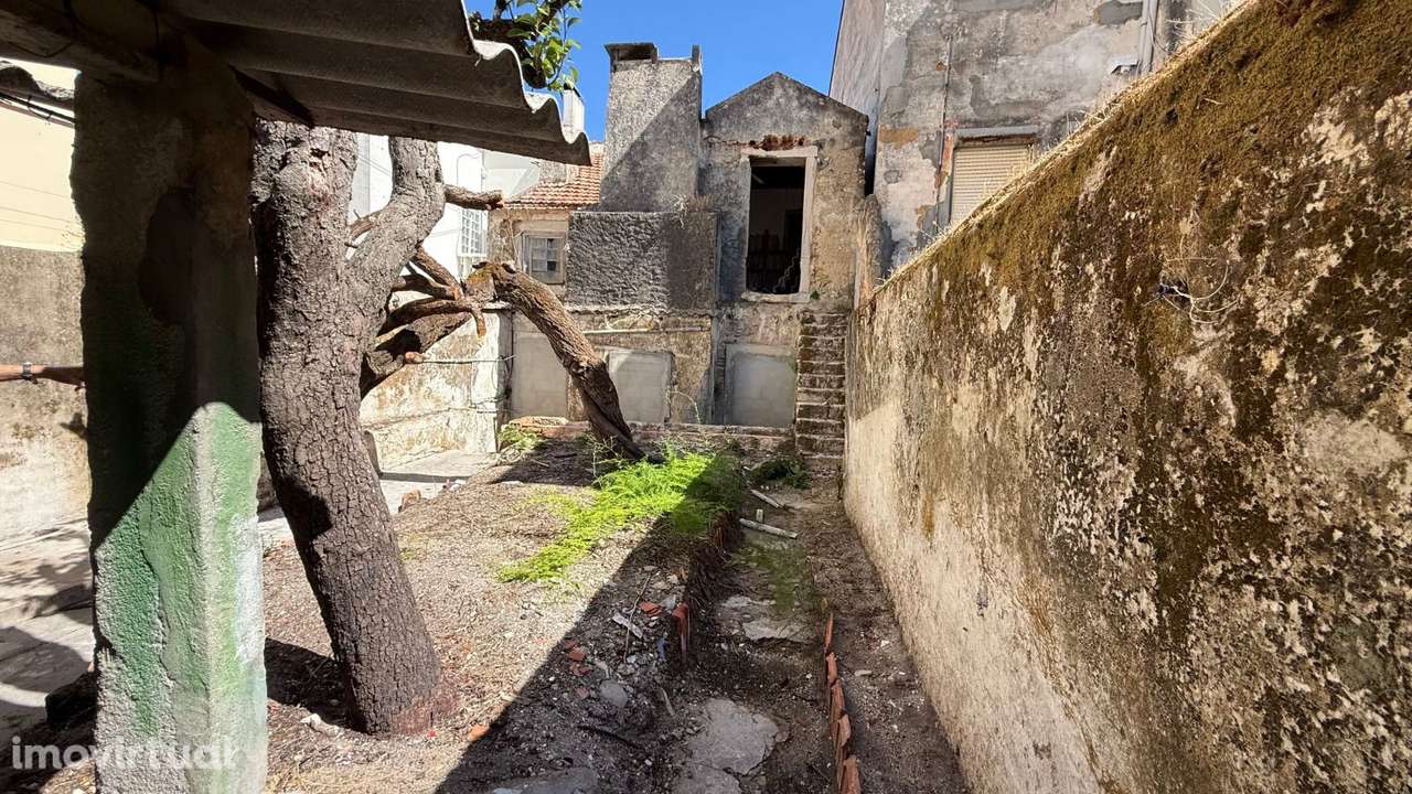 Moradia para reconstrução com duas frentes, situada no centro da ci... - Grande imagem: 4/5